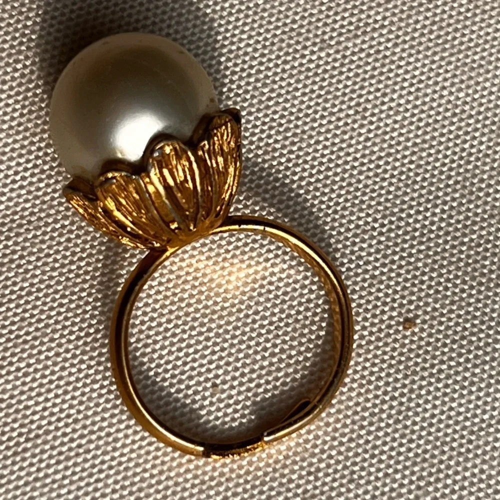 Vintage unsigned Miriam Haskell‎ Faux Pearl Gold-Tone Baroque adjustable ring